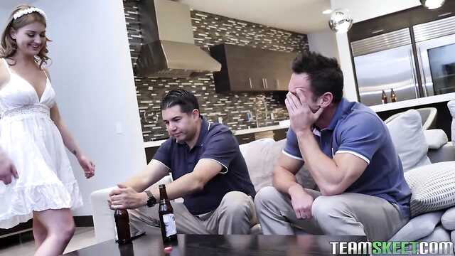 Друг подставил жену на кухне