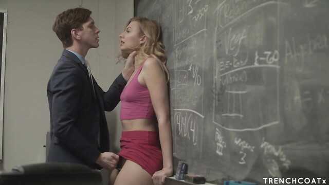 Учитель поступает беспристрастно: жаркая блондинка.