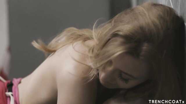 Учитель поступает беспристрастно: жаркая блондинка.