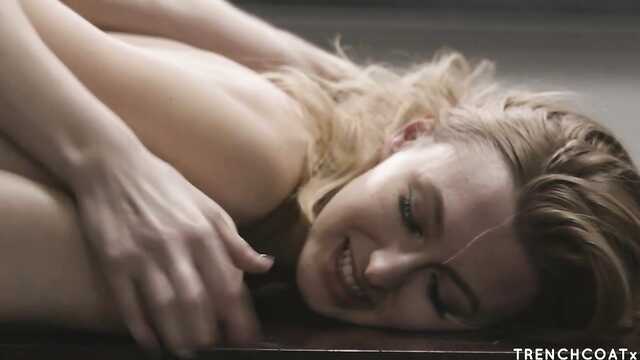 Учитель поступает беспристрастно: жаркая блондинка.