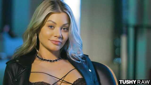 Страшное происшествие: блондинка столкнулась с мужиком со стволом.