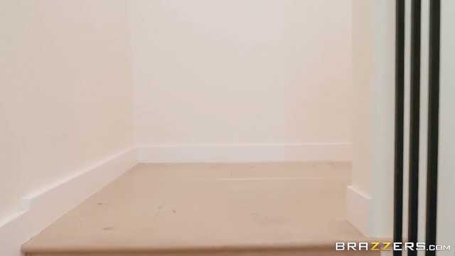 Супруга жарится с соседом в спальне.