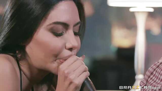 Стриптиз: Черный шест негра.