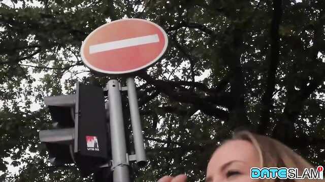 Блондинка весело шатается с пикапером.