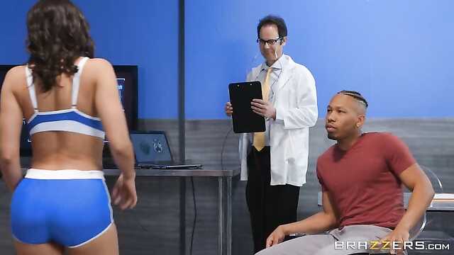 Chłopak gorąco wkręca sportowca w punkt