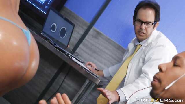 Chłopak gorąco wkręca sportowca w punkt