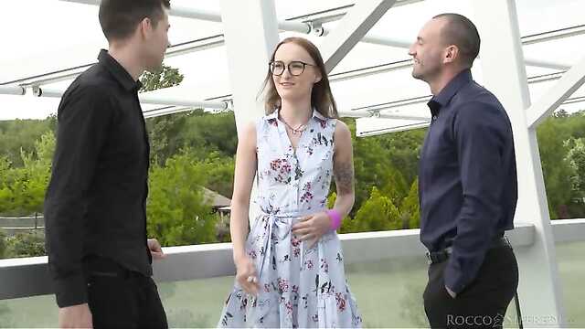 Как провести вечер с двумя мужчинами?