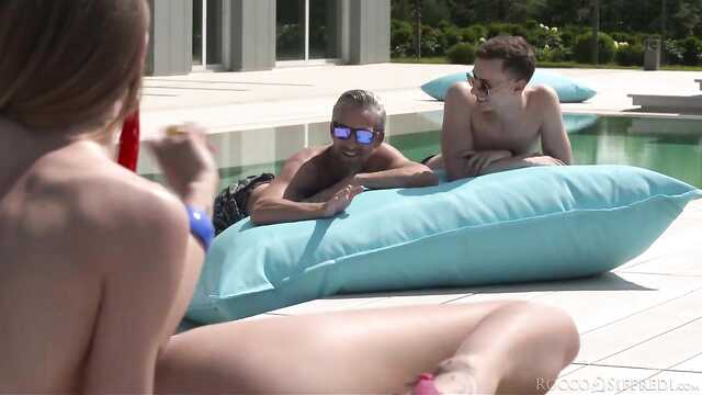 Sexo em grupo de verão de meninas jovens em biquíni