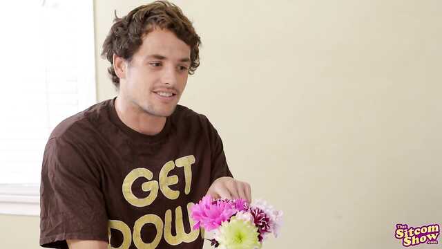 Хуем подружку чпокает товарищ