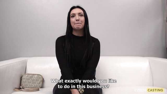 Chico pedo Cap de una hermosa morena en el casting