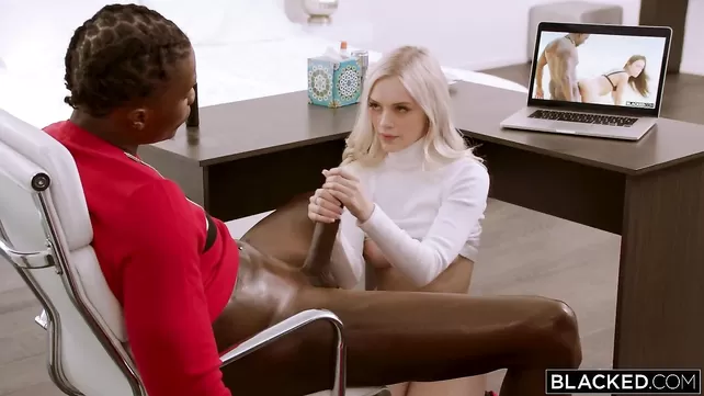 Даша Мельникованың жалаңаш суреттері