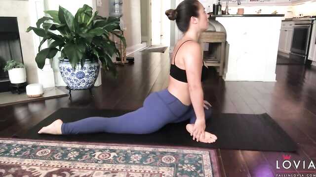 Шырынды әйел пилотты көрсетеді