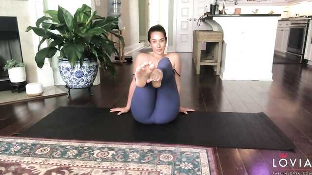 Шырынды әйел пилотты көрсетеді