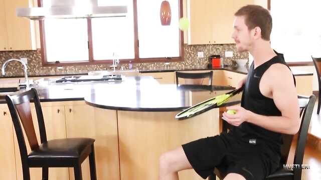 Brünette in der Küche fickt mit einem Kerl