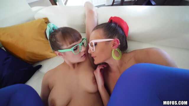 Zwei Turner drehten sich am Penis des Trainers