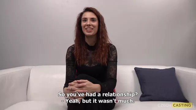 Асүйдегі жалаңаш жетілген әйелдің үйдегі түсірілімі