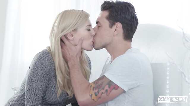 Амбал Наяривает Хуем Блондинку