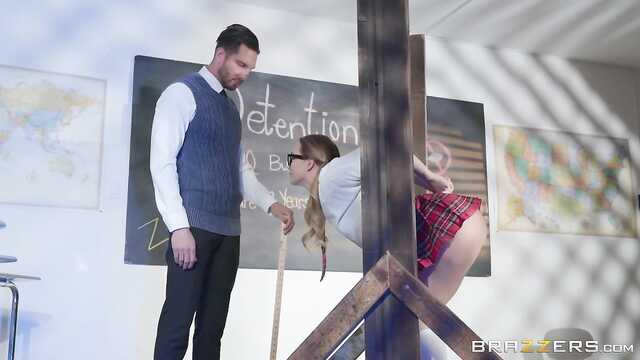 Klapsy zaniedbany studentka w nocniku w cipkę