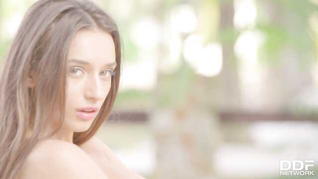 Linda mostrou a buceta e as mamas na rua