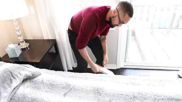 Сексуальное Оскорбление: Грубиян Втыкает Хуй В Глаз.