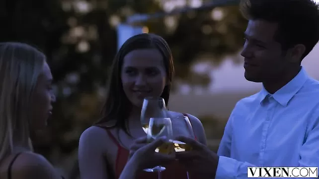 Демалыста жігіт ұстап кукан жас емізік