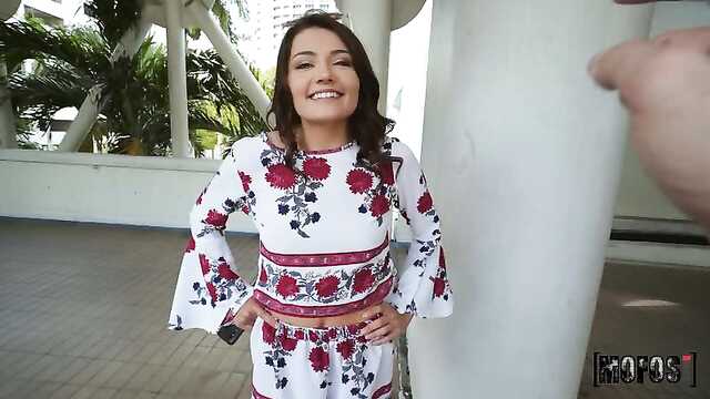 Conduit de la rue et baisée belle sur la came