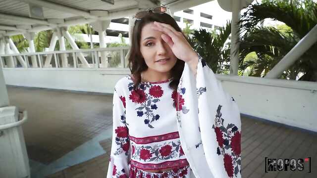 Conduit de la rue et baisée belle sur la came