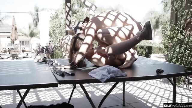 Et sur la table et sur le sol baise lunettes de baise