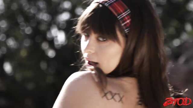 Coed caliente disfruta del pene de un chico