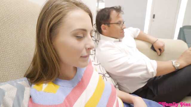 Pieprzyłam się z chłopcem za plecami u taty