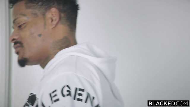 Zawsze obchodzi tylko piękne blondynki