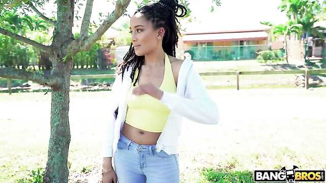 Мулатка: жесткий секс в машине с пикапером.