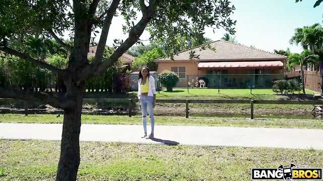 Мулатка: жесткий секс в машине с пикапером.