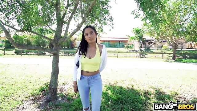 Мулатка: жесткий секс в машине с пикапером.