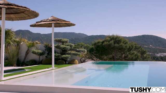 Przy basenie piecze model w elastyczny punkt