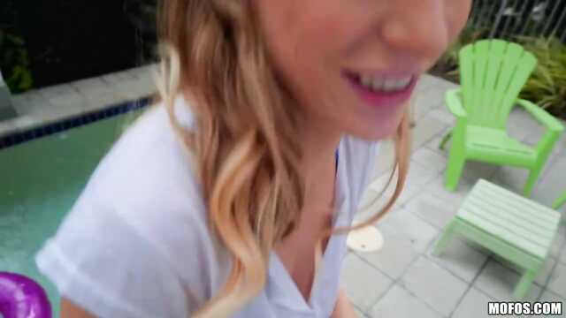 Étranger est si belle tordue sur la bite