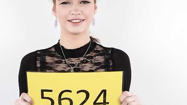 Ruso chica en el casting de sabor a chupar la polla