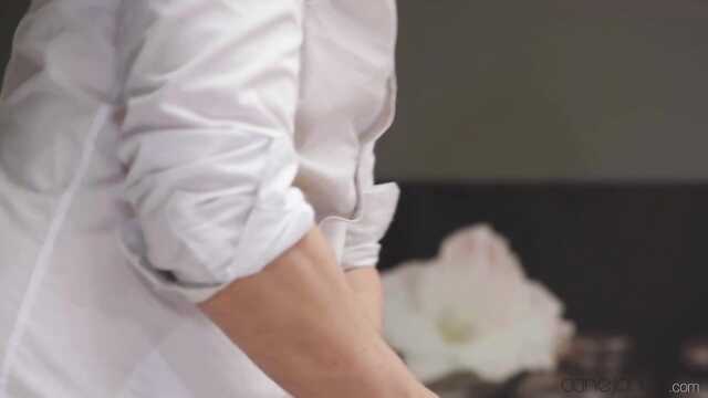 Шатенка в чулках: приключения между ног.