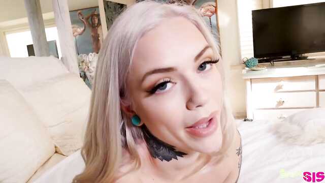 Wytatuowany blondynka delikatnie ssie kutasa na kamery