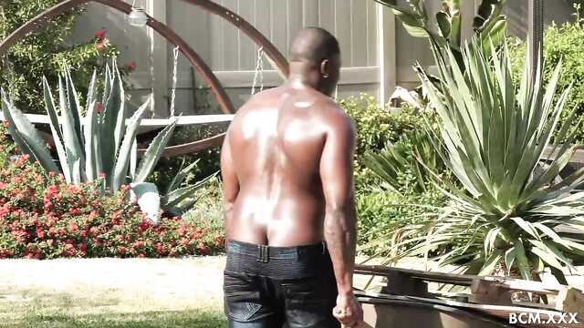 Блондинка в пухлой секс-радости с негром