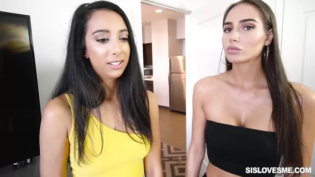 Екеуі әдемі тесіктермен әтешке сүйенді