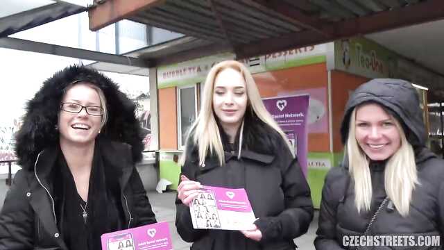 Белокурая баба трахнута на своем дому.