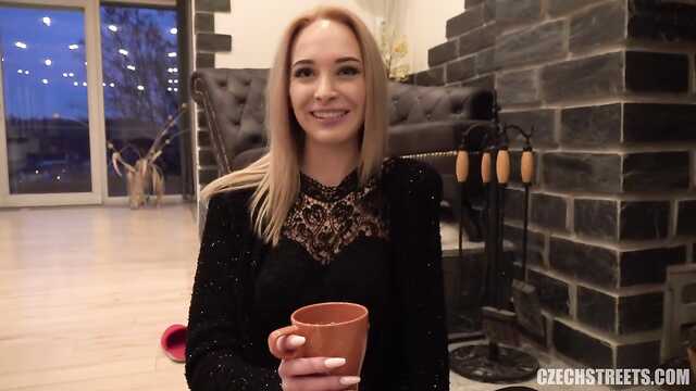 Белокурая баба трахнута на своем дому.