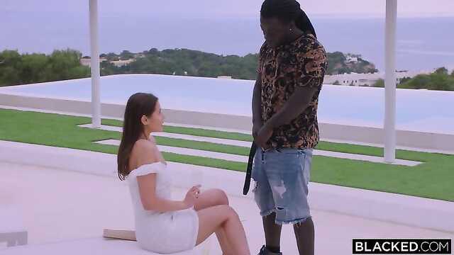 Czarny jak smoła Murzyn pieprzy prawdziwą piękność