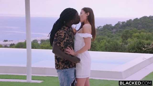 Czarny jak smoła Murzyn pieprzy prawdziwą piękność