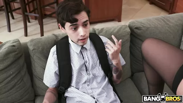 Молодой парень занимается сексом с взрослой женщиной на диване.