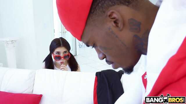 Брюнетка дает расцветку татуированному негру.