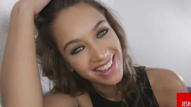 Zielonooka dziewczyna łaskocze cipkę grubym kutasem