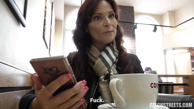 Молодой пикапер увидел зрелую милфу с раздвинутыми ногами.