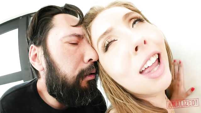 Mit großem Melken reitet er seinen Arsch auf dem Lauf